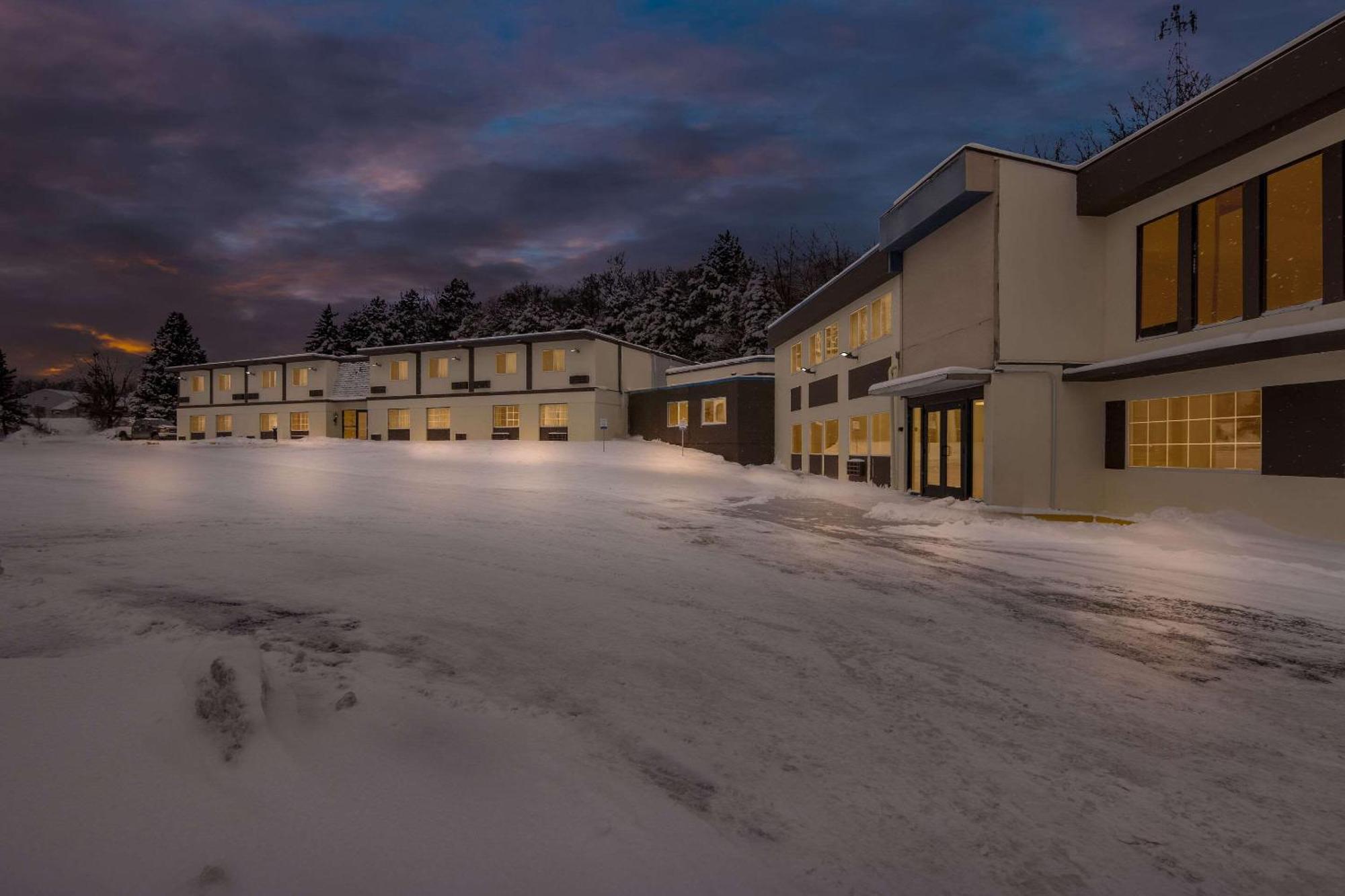 Econo Lodge Маністі Екстер'єр фото
